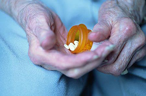 Dược sĩ cảnh báo những sai lầm khi dùng thuốc ở người cao tuổi?