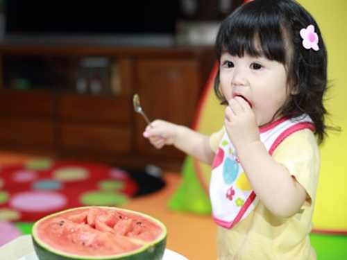 Cần cho trẻ ăn nhiều trái cây