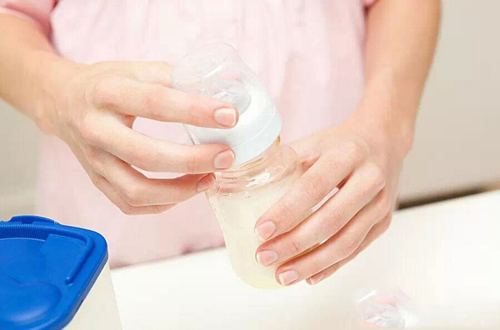 Nữ hộ sinh hướng dẫn cách pha sữa cho trẻ sơ sinh