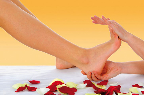 Kỹ thuật viên vật lý trị liệu hướng dẫn kỹ thuật massage chân theo YHCT