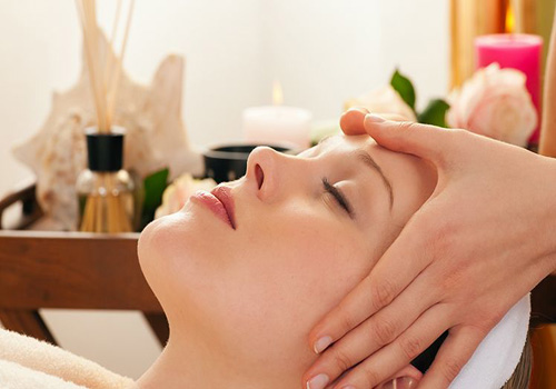 Kỹ thuật viên Vật lý trị liệu hướng dẫn Massage chữa bệnh đau đầu