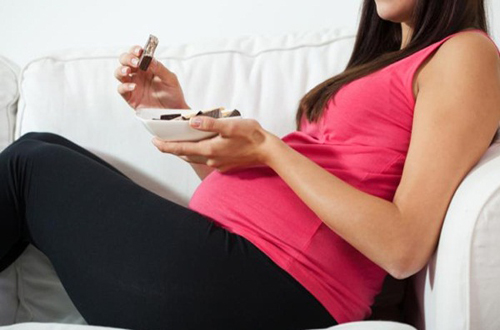 Y sĩ tư vấn Ăn socola có lợi cho thai nhi?