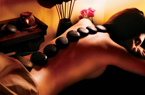 Kỹ thuật viên vật lý trị liệu hướng dẫn kỹ thuật massage chân theo YHCT