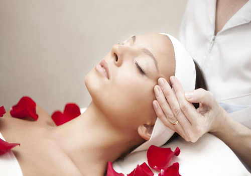 Kỹ thuật viên Vật lý trị liệu hướng dẫn Massage chữa bệnh đau đầu