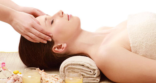 Kỹ thuật viên Vật lý trị liệu hướng dẫn kỹ thuật massage-body nữ