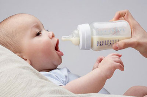 Nữ hộ sinh tư vấn nên pha sữa cho trẻ bằng nước gì?